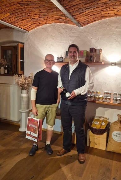 Wir waren auf Blitzbesuch in der Steiermark und haben bei Johann Koller wieder frisches Kürbiskernöl für Euch geholt. Zudem einige neue Produkte, wie eingelegte Minikürbisse …