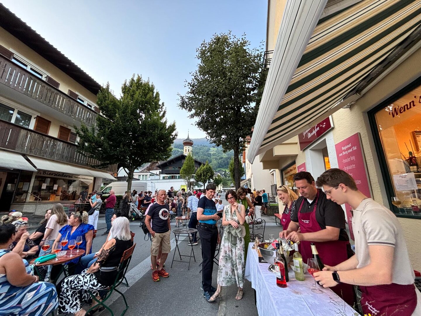 Das Team der Genussboutique empfängt Gäste vor dem Geschäft in der Bahnhofstraße in Schruns